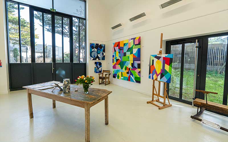 Le Pouliguen : l’artiste franco-colombienne Mona en résidence au Musée Bernard Boesch